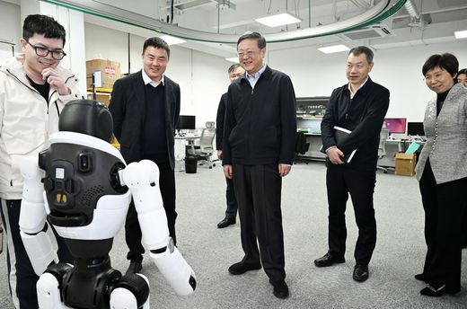 在事关未来发展的新领域新赛道跑出加速度、抢占最前沿！陈吉宁专题调研高科技企业