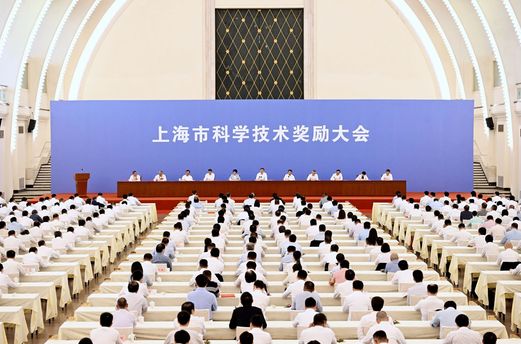上海市科学技术奖励大会举行，陈吉宁为吕西林、马大为颁发上海市科技功臣奖